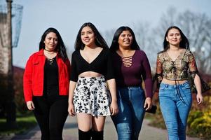 grupo de quatro meninas latinas felizes e bonitas do Equador posou na rua. foto