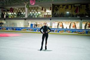 mulher patinadora artística no rinque de patinação no gelo. foto