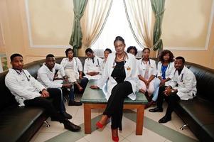 grupo de estudantes de médicos africanos dentro da universidade médica. foto