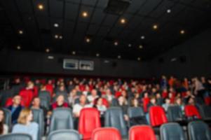 foto borrada de pessoas de audiência no cinema.