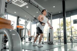 homens asiáticos se exercitam levantando pesos ou levantando halteres. conceito de fitness de fisiculturista asiático foto