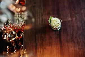 coquetel alcoólico com gelo em vidro de lata na mesa do bar. foto