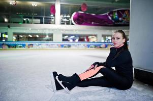 mulher patinadora artística no rinque de patinação no gelo. foto