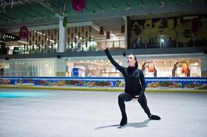 mulher patinadora artística no rinque de patinação no gelo. foto