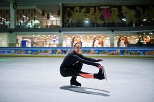 mulher patinadora artística no rinque de patinação no gelo. foto