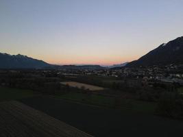 pôr do sol visto de drone foto