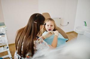 menina na cadeira do dentista. crianças odontológicas. foto