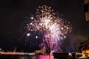 fogos de artifício no rio no céu escuro foto