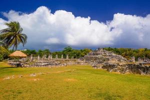 ruínas antigas de maya na zona arqueológica de el rey perto de cancun, yukatan, méxico foto