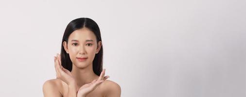 bela jovem asiática com pele limpa e fresca sobre fundo branco. foto
