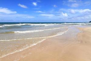 praia e belo mar tropical foto