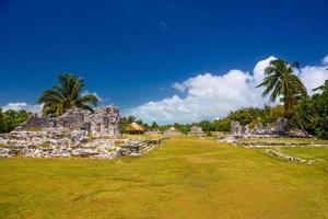 ruínas antigas de maya na zona arqueológica de el rey perto de cancun, yukatan, méxico foto