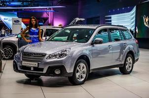 moscou, rússia - agosto de 2012 subaru outback 4ª geração apresentada como estreia mundial no 16º salão internacional de automóveis mias moscou em 30 de agosto de 2012 em moscou, rússia foto