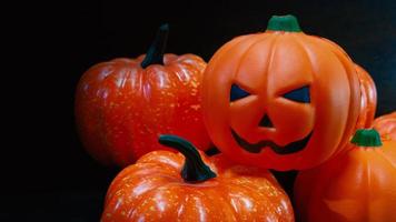 boneca de abóbora na mesa de madeira para conteúdo de halloween. foto