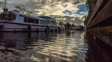 barcos ancorados nas broads norfolk foto