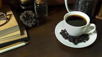 xícara de café e grãos de café no fundo da imagem vintage de madeira. foto