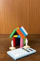 a casa de construção multicolor do domino na imagem da mesa de madeira. foto