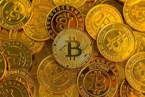 moeda criptográfica concept.bitcoins, moedas de ouro, criptomoeda com espaço para o seu conceito. foto
