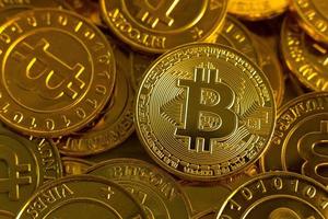 moeda criptográfica concept.bitcoins, moedas de ouro, criptomoeda com espaço para o seu conceito. foto