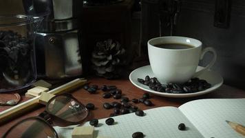 xícara de café e grãos de café no fundo da imagem vintage de madeira. foto