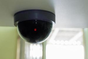 uma câmera de segurança ou câmera de CCTV no teto. foto