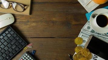 pessoa de negócios trabalhando em fundo plano leigo de mesa de madeira. foto