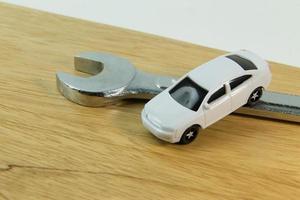 brinquedo de carro branco na imagem de mesa de madeira close-up. foto
