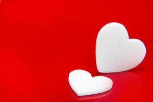 corações brancos no fundo da imagem vermelha brilhante para símbolo dia dos namorados, rótulo, cartão, banner. foto