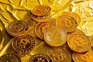 a criptomoeda bitcoin em fundo de imagem de textura de ouro. foto