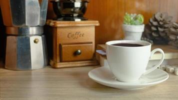 equipamento vintage de café na mesa de madeira para o conceito de café. foto
