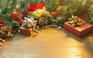 decorações de natal na mesa de madeira para conteúdo de férias. foto