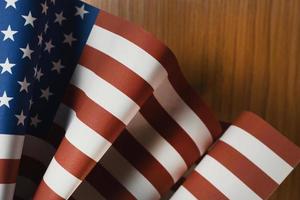 o conceito do dia dos veteranos bandeira dos estados unidos da américa em fundo de madeira. foto