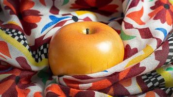 maçã no lenço com pouca luz para conteúdo alimentar. foto