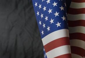 o conceito do dia dos veteranos bandeira dos estados unidos da américa em fundo preto. foto