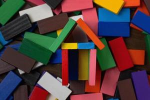 a casa de construção multicolor do domino na imagem da mesa de madeira.