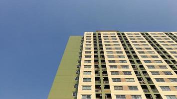 padrão de construção de edifícios no céu azul de fundo da cidade. foto