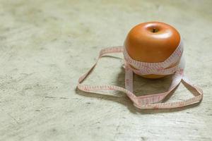 maçã e imagem de fita métrica para conteúdo de dieta. foto