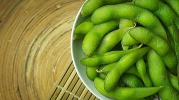 edamame na imagem de vista superior da tigela branca para conteúdo alimentar. foto