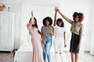 quatro melhores amigos. jovens mulheres adrianas se divertindo e passam tempo juntas, empilhando as mãos e depois para cima. foto