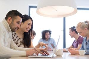 equipe de negócios de inicialização em uma reunião no prédio de escritórios moderno foto