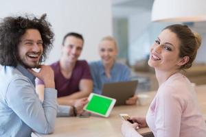 equipe de negócios de inicialização em uma reunião no prédio de escritórios moderno foto