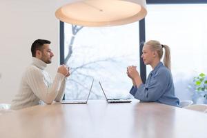 equipe de negócios de inicialização em uma reunião no prédio de escritórios moderno foto