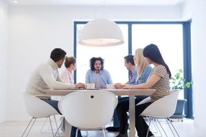 equipe de negócios de inicialização em uma reunião no prédio de escritórios moderno foto