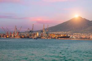navios de carga de contêineres na itália porto de nápoles e doca industrial terminal para envio de frete