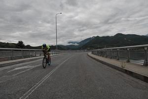 atleta de triatlo andando de bicicleta no treinamento matinal foto