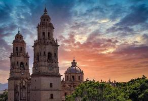 méxico, morelia, destino turístico popular catedral de morelia na plaza de armas no centro histórico foto