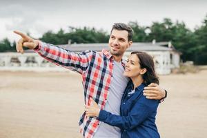 casal sensual ao ar livre tem caminhada foto