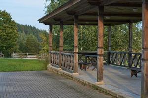 gazebo de madeira de café vazio no parque. proibição de visitar locais públicos devido à ameaça de coronavírus. foto