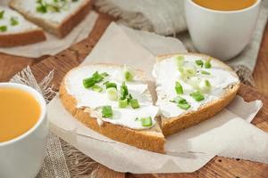 dois sanduíches em forma de coração com cream cheese e cebolinha. foto