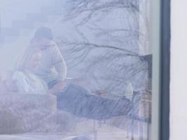 casal usando tablet digital em dia frio de inverno foto